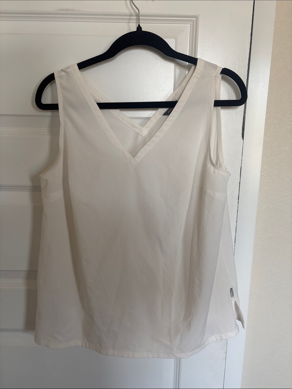 Eddie Bauer Women’s Sleeveless V-Neck Cream Camisole Top